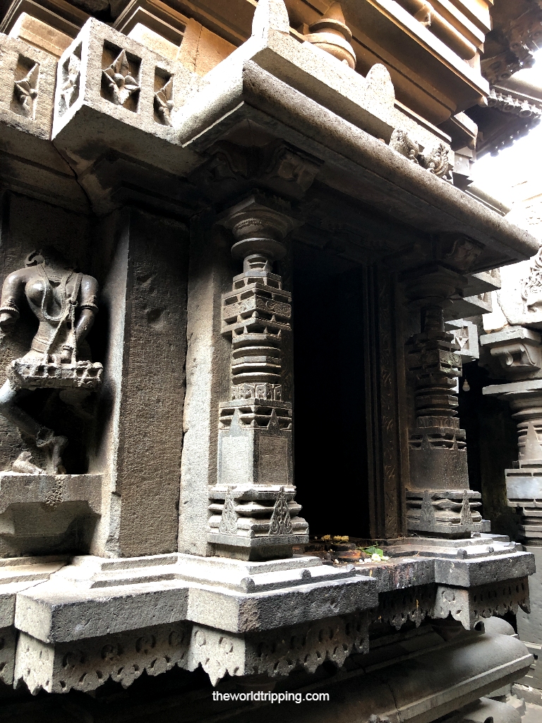Small surrounding temples inside the Bhuleshwar